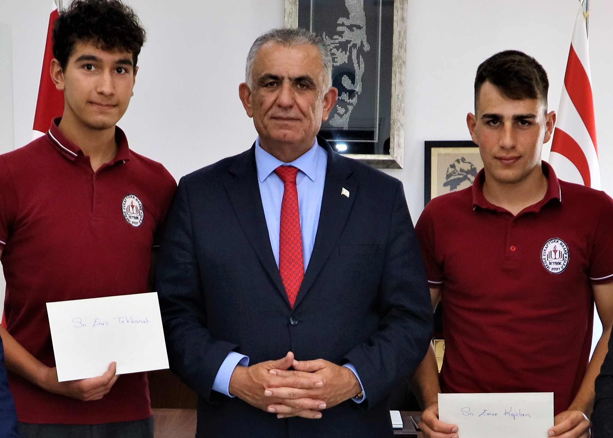 Çavuşoğlu, İskele EVKAF Türk Maarif Koleji öğrencileri Emre Kaplan ve Enes Tekkanat’ı kabul etti
