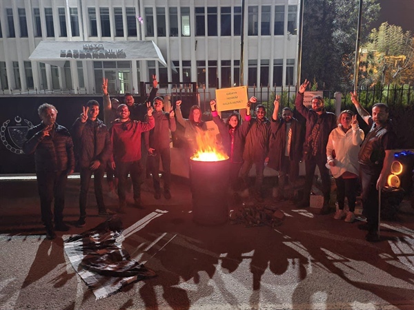 Başbakanlık önündeki gençler “Direniş Komitesi” oluşturdu