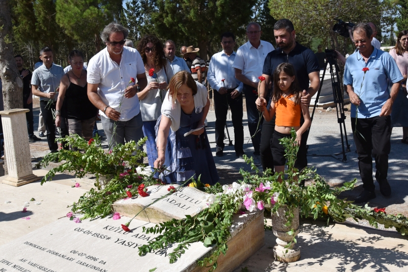 Gazeteci Yazar Kutlu Adalı, öldürülüşünün yıldönümünde kabri başında anıldı