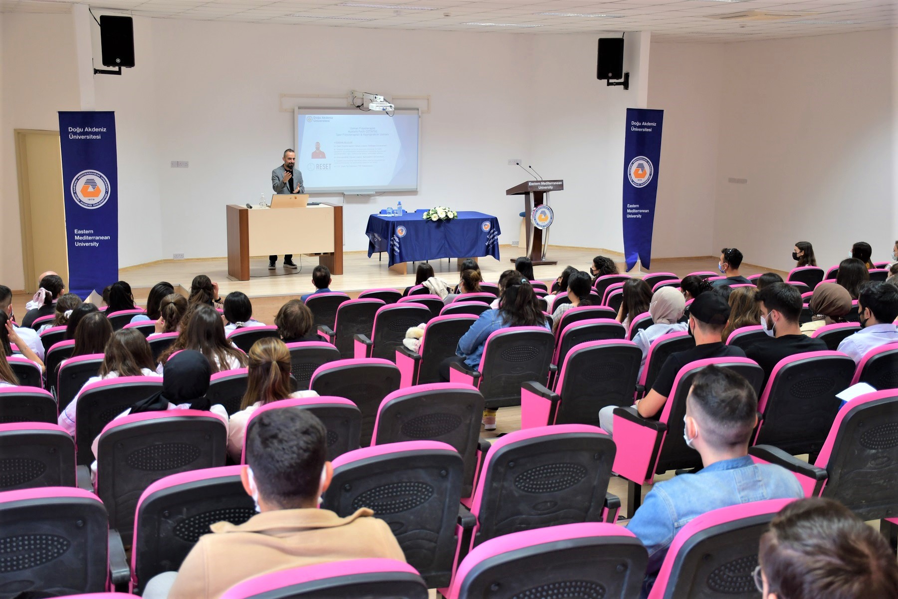 DAÜ Sağlık Bilimleri Fakültesi, sağlık profesyonelleri ile öğrencilerini buluşturdu