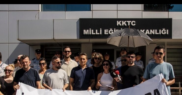 KTOEÖS, Başbakanlık ve Eğitim Bakanlığı önünde basın açıklaması yaptı, maaş kesintilerini eleştirdi
