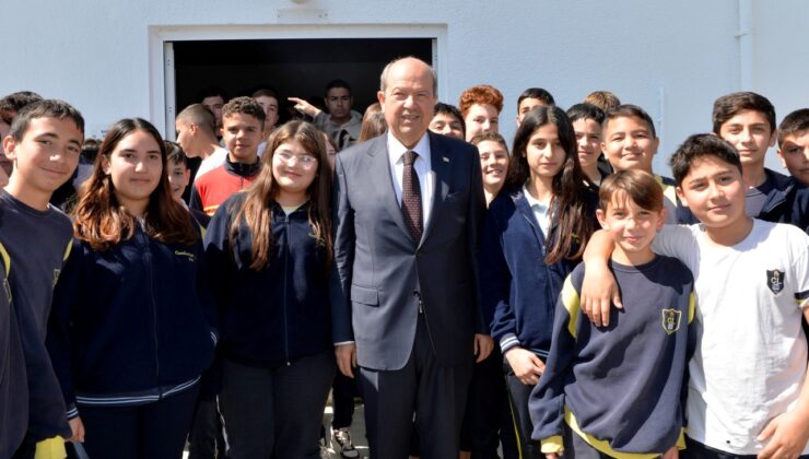 Cumhurbaşkanı Ersin Tatar,  Geçitkale Cumhuriyet Lisesi’nde öğrencilere öğütler vererek, tavsiyelerde bulundu