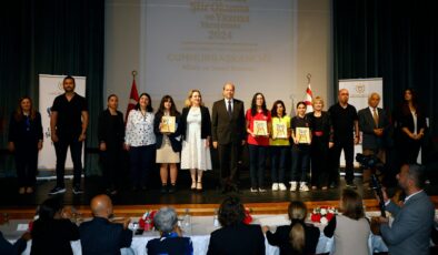 Cumhurbaşkanı Ersin Tatar, eşi Sibel Tatar ile birlikte, “Liseler Arası Şiir Okuma Yazma Yarışması” etkinliğine katıldı